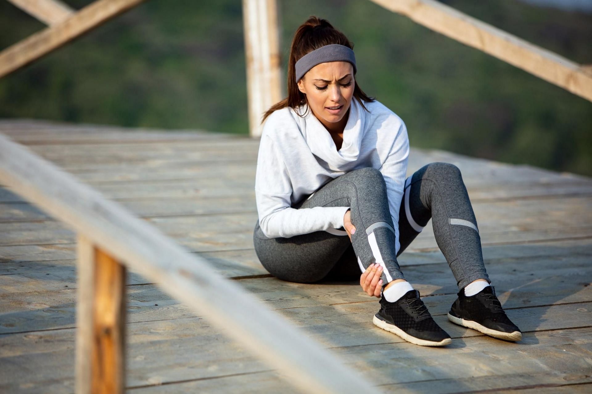 Sprained ankle workouts improve range of motion. (Photo via Freepik/Drazen Zigic)
